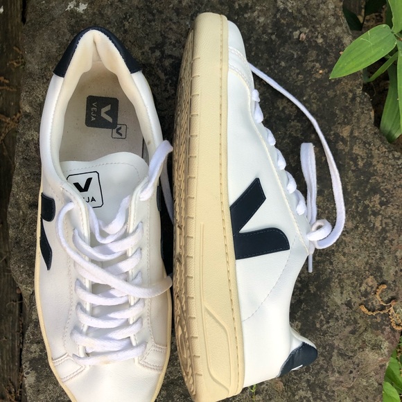 Women’s Size 9 V-10 Style Vejas - Picture 3 of 4